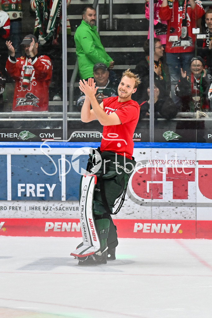 Augsburger Panther - Iserlohn Roosters | Die Augsburger Panther feiern zusammen mit ihren Fans den Heimsieg gegen Iserlohn / Penny DEL: Augsburger Panther - Iserlohn Roosters; Curt Frenzel Stadion am 21.09.2025 / im Bild Michael GARTEIG (Augsburger Panther 34