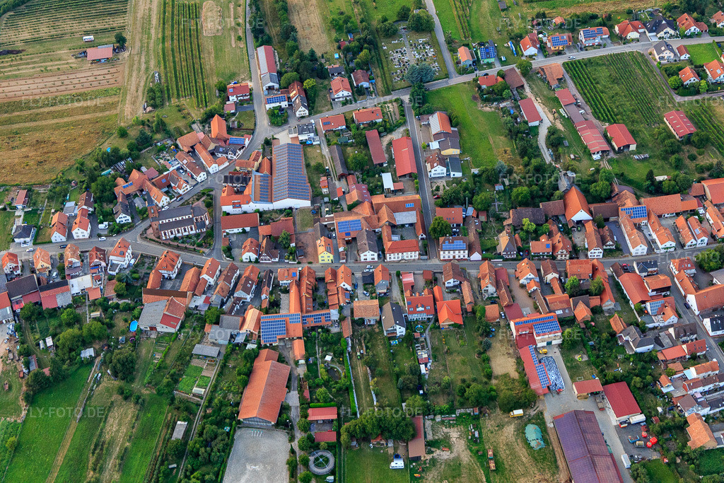 Luftbild: Kirchstr in Schweighofen im Bundesland Rheinland-Pfalz in Deutschland. Foto: IMG_109142.jpg vom 19.07.2018 durch Werner Riehm/FLY-FOTO.de