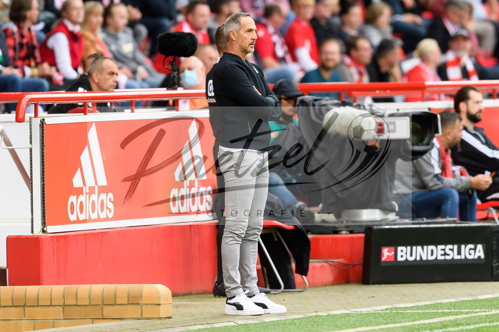 FCUBMG20210829_035 | Fussball, Herren: Trainer Adi Huetter (Borussia Moenchengladbach) schaut beim Spiel der 1. Bundesliga zwischen 1. FC Union Berlin und Borussia Moenchengladbach im Stadion An der Alten Foersterei am 29.08.2021 in Berlin, Deutschland. - Realisiert mit Pictrs.com
