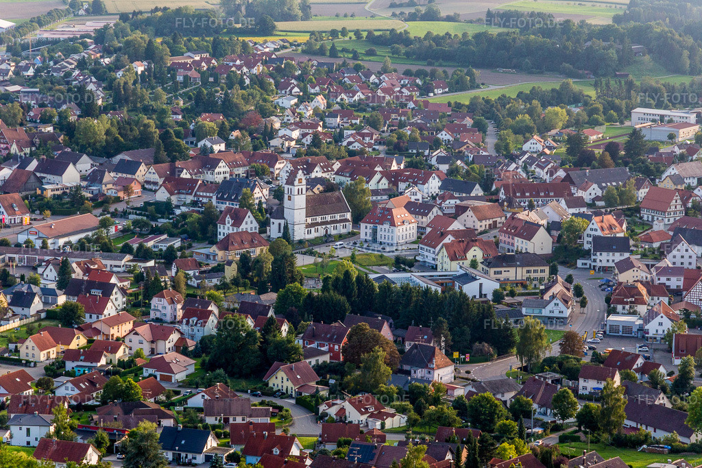 Luftbild: Röm-kath. Kirchengemeinde Ostrachtal in Ostrach im Bundesland Baden-Württemberg in Deutschland. Foto: IMG_102924.jpg vom 26.08.2017 durch Werner Riehm/FLY-FOTO.de