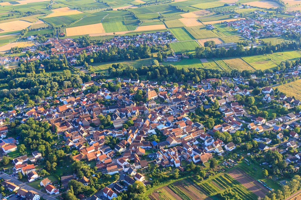 Luftbild: Ortsansicht aus Nordosten im Ortsteil Billigheim in Billigheim-Ingenheim im Bundesland Rheinland-Pfalz in Deutschland. Foto: IMG_51100.jpg vom 22.07.2012 durch Werner Riehm/FLY-FOTO.deAuflösung des Originals: 4752 x 3168 px