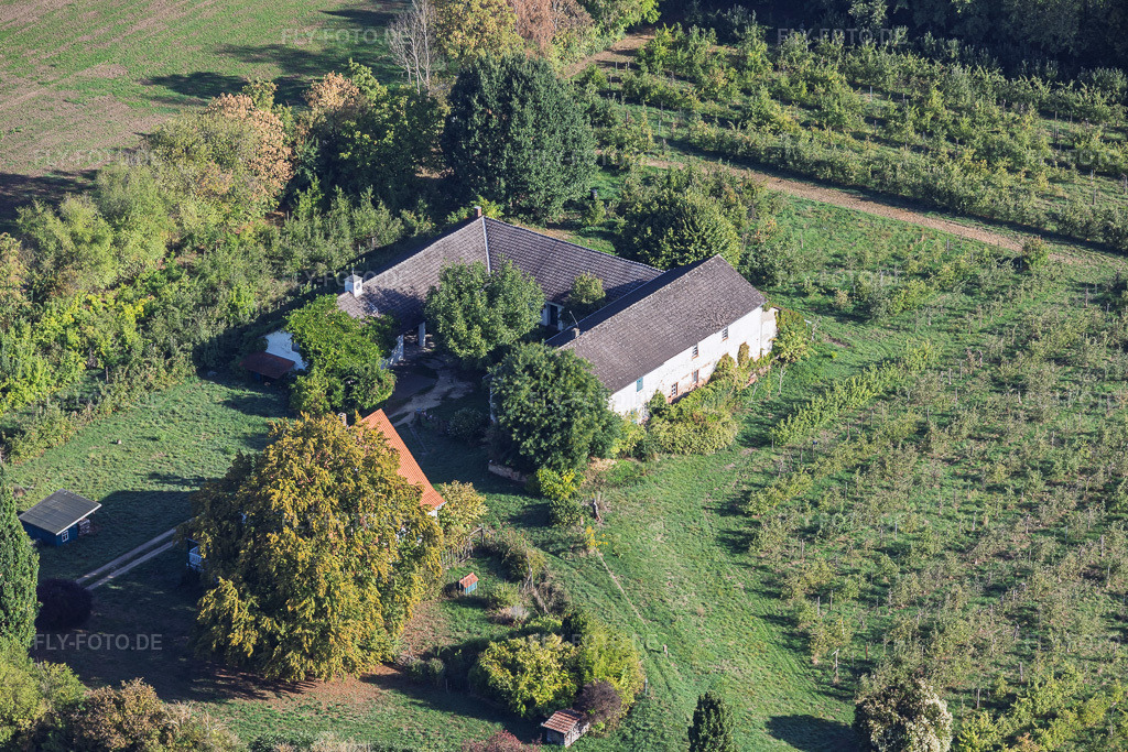 Luftbild: Straßenmühle Wolff Bio Äpfel im Ortsteil Langstadt in Schaafheim im Bundesland Hessen in Deutschland. – Foto: IMG_159297.jpg vom 22.09.2026 durch Werner Riehm/FLY-FOTO.de – Auflösung des Originals: 5826 x 3884 px – Wolff Bio Äpfel – Bio-Äpfel aus anerkannt biologischem Anbau