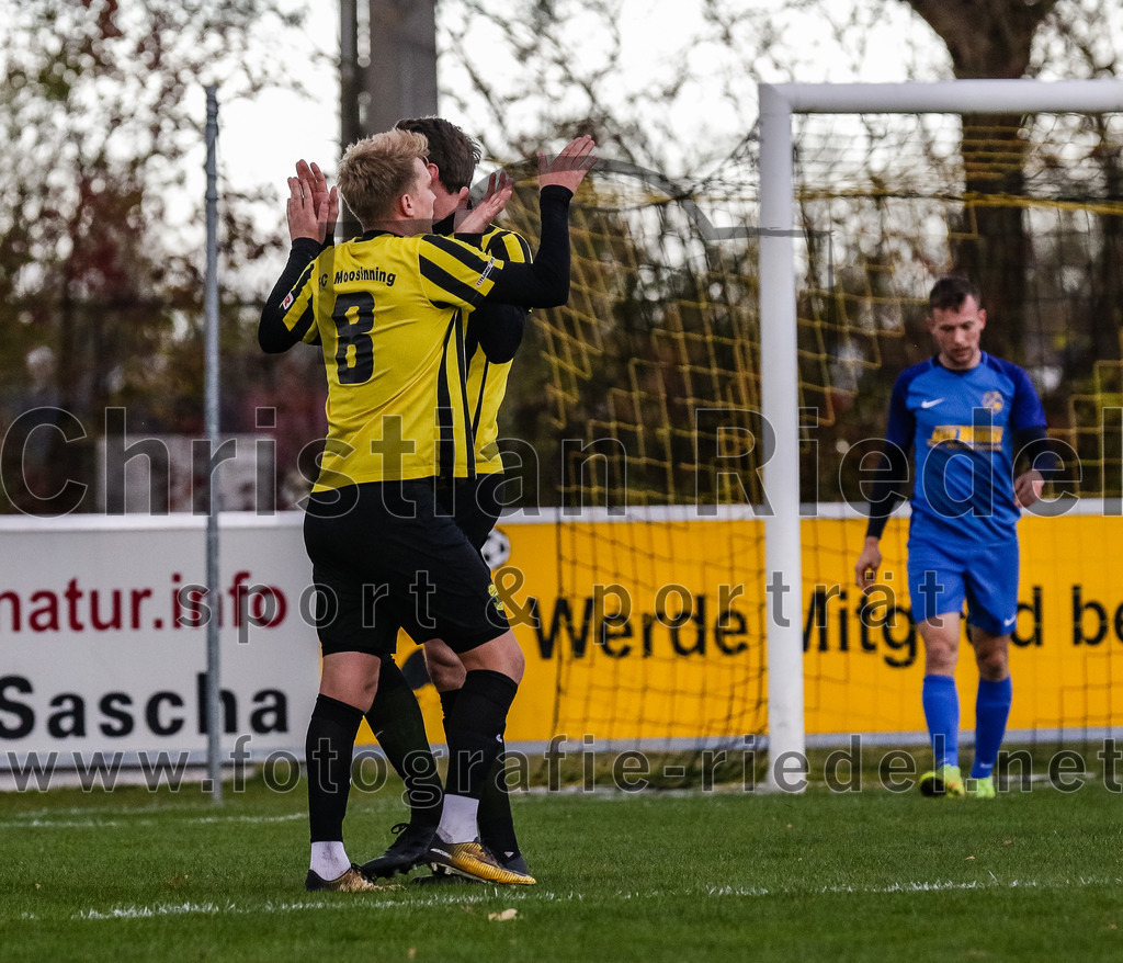 2023-11-11_060_FC_Moosinning_gegen_TSV_Peterskirchen | Moosinning, Deutschland, 11.11.2023:
Fußball, Bezirksliga Oberbayern Ost 2023 / 2024, 17. Spieltag, FC Moosinning gegen TSV Peterskirchen, Endergebnis: 5:0

Stefan Haas (FC Moosinning, #8), Georg Ball (FC Moosinning, #7)

Foto: Christian Riedel / fotografie-riedel.net