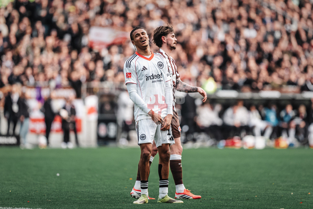 Fußball | Männer | Saison 2025/2026  | Fußball-Bundesliga | 25. Spieltag | FC St. Pauli vs. Eintracht Frankfurt | 08.03.2026 | Jean Bahoya (#19, Eintracht Frankfurt) ärgert sich nach dem Schluspfiff über das Unentschieden
