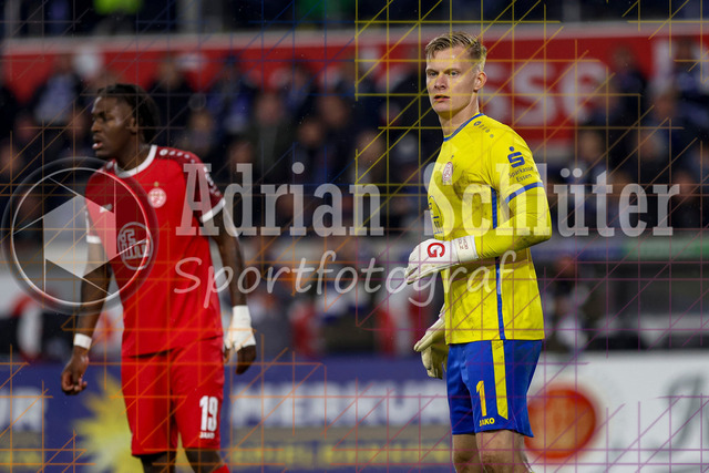 MSV Duisburg vs Rot-Weiss Essen - 3. Liga | Duisburg, Deutschland, 26.10.25:   Jakob-Karl Gerhard Golz (Rot-Weiss Essen) schaut waehrend des Spiels der 3. Liga MSV Duisburg vs Rot-Weiss Essen in der schauinsland-reisen-arena(Foto von Brauer-Fotoagentur / Adrian Schlueter)
