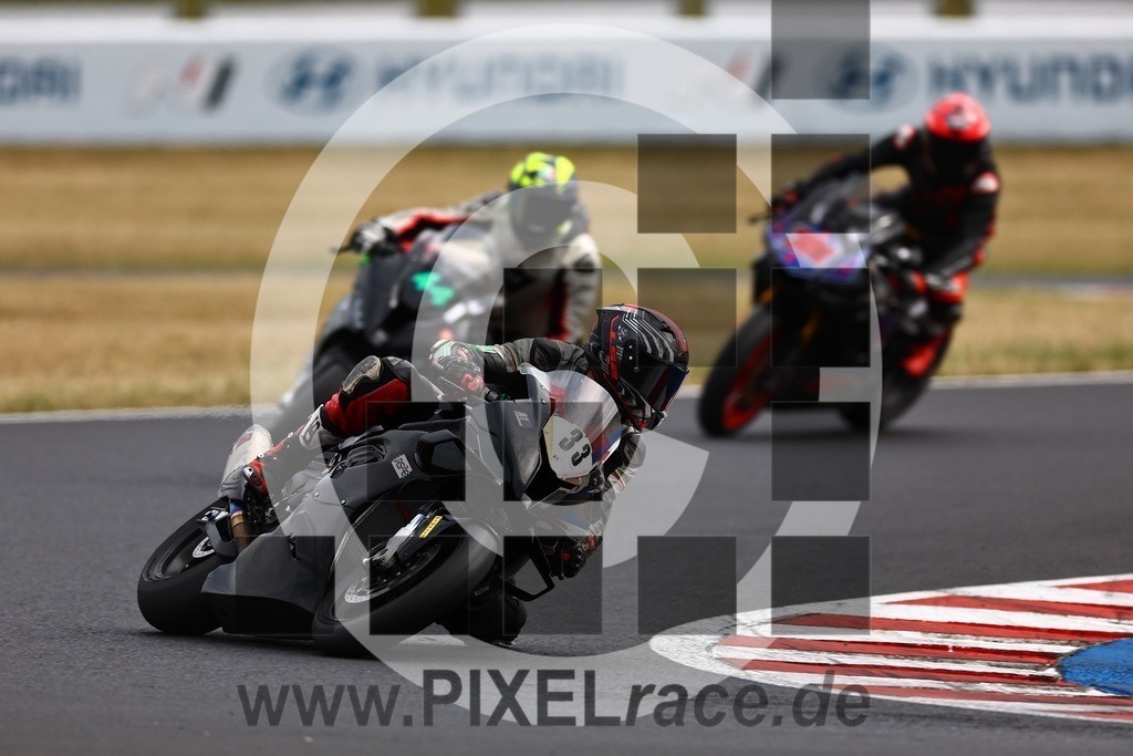 0033-20240726_02623 | Schöne Erinnerungen an spannende Momente - das festzuhalten ist unser Job. PIXELrace.de ist seit 2003 auf den Rennstrecken Europas unterwegs um die Action draußen beim Fahren und die wunderbare Stimmung imm Fahrerlager für euch einzufangen.