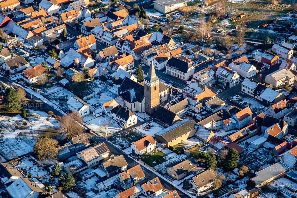 Luftbild: Pfarrkirche St. Leo im Winter bei Schnee im Ortsteil Schaidt in Wörth im Bundesland Rheinland-Pfalz in Deutschland. Foto: IMG_139760.jpg vom 16.01.2024 durch Werner Riehm/FLY-FOTO.de