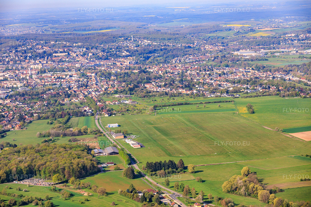 Vue aérienne: Terrain de vol à voile de Sarreguemines - Neunkirch à Frauenberg dans le département Moselle, France – .Photo: IMG_154526.jpg prise le 18/04/2026 par Werner Riehm/FLY-FOTO.eu – Résolution de l'original: 6000 x 4000 px – Aéroclub de Sarreguemines : Espoirs aéronautiques de Sarreguemines | Aéroclub Planeurs Avions ULM | Route de Deux-Ponts BP 80315 57203 SARREGUEMINES Cedex