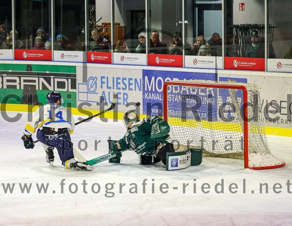 2025-12-05_106_TSV_Erding_gegen_Stuttgart_Rebels | Erding, Deutschland, 05.12.2025:Eishockey, Oberliga Süd 2025 / 2026, 23. Spieltag, TSV Erding gegen Stuttgart Rebels, Endergebnis: 5:6Jayden Lammel (Stuttgart Rebels, #14), Torwart Leon Meder (Erding Gladiators, #39)Foto: Christian Riedel / fotografie-riedel.net