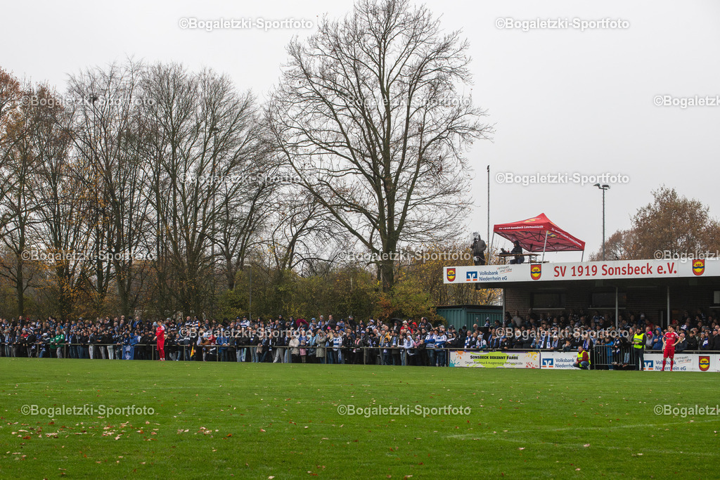 Fussball, Niederrheinpokal, SV Sonsbeck - MSV Duisburg, 16.11.2025, Willy-Lemkens-Sportpark | 16.11.2025, Fussball, Niederrheinpokal, SV Sonsbeck - MSV Duisburg: Zuschauer auf der Haupttribüne - Realisiert mit Pictrs.com