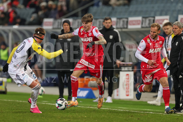 Austrian Bundesliga: Grazer AK 1902 vs LASK | GRAZ, AUSTRIA, 13.DEC.25 - SOCCER - ADMIRAL Bundesliga, Grazer AK 1902 vs LASK. The image shows Kasper Jörgensen (Lask), Tio Cipot (GAK) and Martin Kreuzriegler (GAK).