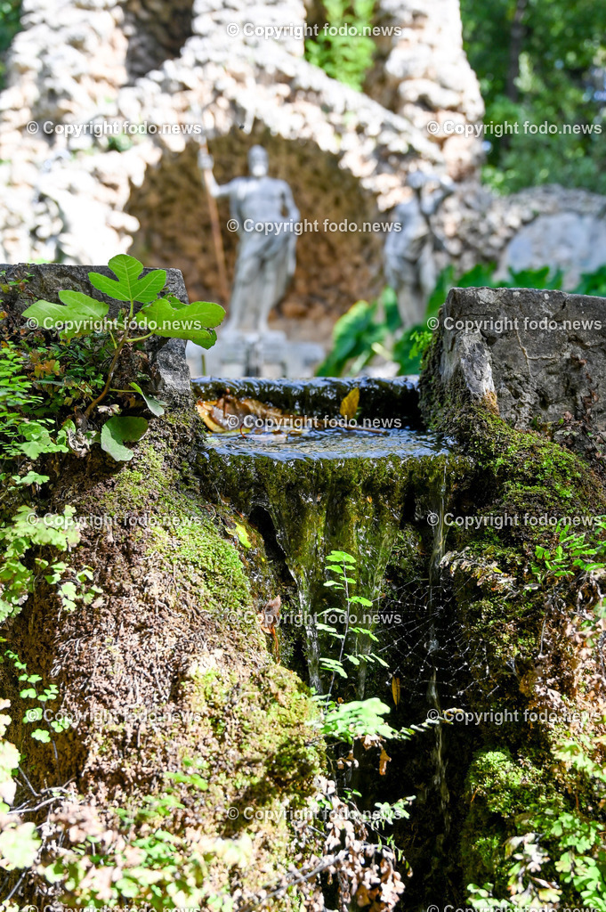 Arboretum von Trsteno_ Kroatien_ 11.10.2023-104 | 11.10.2023, Kroatien, HRV, Trsteno im Bild Arboretum, Trsteno, Hafen, Pflanzen, Brunnen, Neptunbrunnen, Wege, Palmen, Eukalyptus, Lorbeer, Kakteen, Zitrus, Oliven, Filmkulisse Game of Thrones

Das Arboretum von Trsteno befindet sich etwa 18 Kilometer nordwestlich der Stadt Dubrovnik im Sueden Kroatiens. Als einziges Arboretum an der oestlichen Adria-Kueste stellt es die aelteste Sammlung exotischer Baeume und Pflanzen des Landes dar.
Die Gartenanlage befindet sich entlang der Kuestenstraße zwischen den Ortschaften Orašac und Slano.
Quelle: Wikipedia