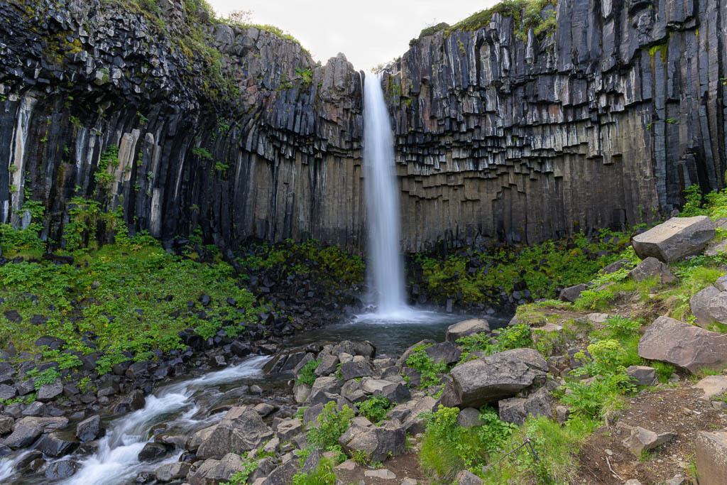 2020-399 | Der Wasserfall Svartifoss im Süden von Island. - Realisiert mit Pictrs.com