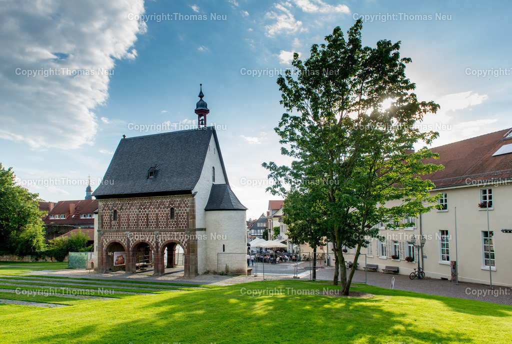 Lorsch-Kloster-UNESCO-Weltkulturerbe-Koenigshalle-Karolingische_Torhalle | Die berühmte Torhalle des KLoster Lorsch, UNESCO Weltkulturerbe, eine geheimnisvolle Schönheiot aus der Karolingerzeit, denn bis heute ist die Funktion des Gebäudes nicht bestimmt, eindrucksvoller Rest des ehemaligen bedeutenden mittelalterlichen Klsoters, das Grablege für Ludwig den Deutschen war, rechts im Bild das Museumszentrum der Stadt Lorsch, ,Bild: Thomas Neu