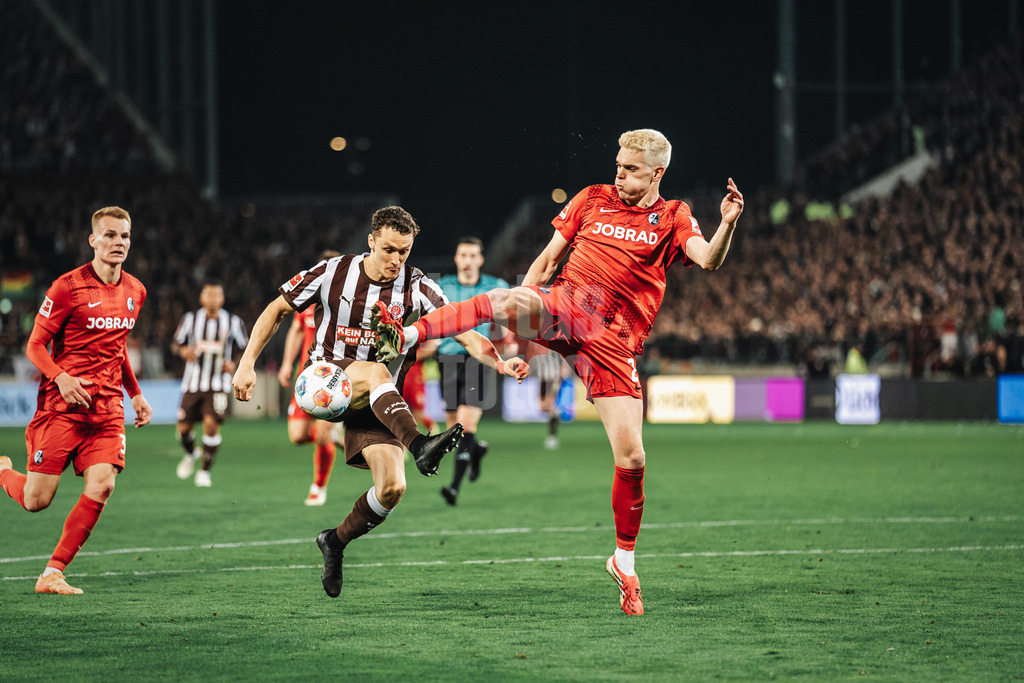 Fußball | Männer | Saison 2025/2026  | Fußball-Bundesliga | 27. Spieltag | FC St. Pauli vs. SC Freiburg | 22.04.2026 | v.l. Martijn Kaars (#19, FC St. Pauli) gegen Matthias Ginter (#28, SC Freiburg)