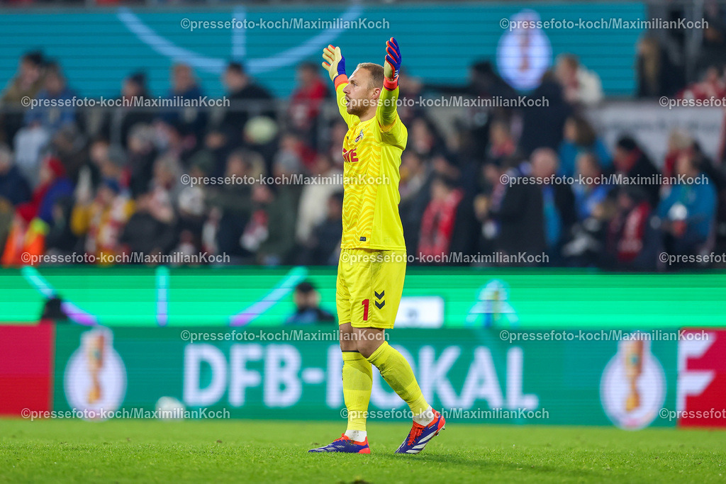 1FC04122401089 | 04.12.2024, Fußball, 1. FC Köln - Hertha BSC, Achtelfinale DFB-Pokal, RheinEnergieSTADION, Saison 2024 2025: Torwart Marvin Schwäbe (1.FC Köln #1) steht jubelnd auf dem SpielfeldDFB regulations prohibit any use of photographs as image sequences and or quasi-video.