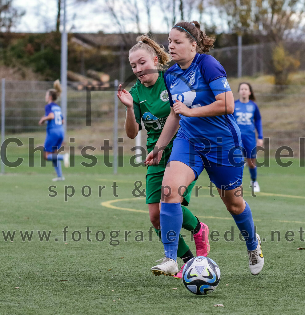 2023-11-19_049_FC_Langengeisling_gegen_FC_Forstern_II | Erding, Deutschland, 19.11.2023:
Fußball, Bezirksoberliga 2023 / 2024, 12. Spieltag, FC Langengeisling gegen FC Forstern II, Endergebnis: 3:0

Julia Marjanovic (FC Forstern, #11), Carina Sedlmeier (FC Langengeisling, #19)

Foto: Christian Riedel / fotografie-riedel.net