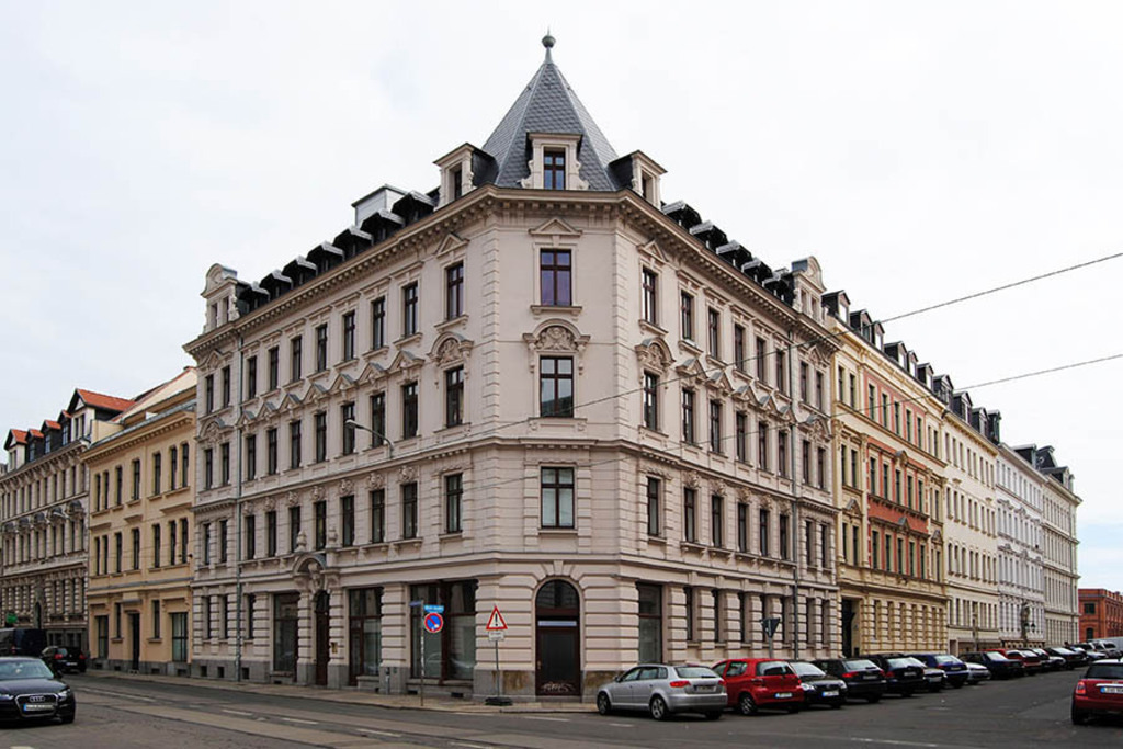 Connewitz - Wohnhaus Arthur-Hoffmann-Straße 51 | Entdecke über 20 Kategorien Leipzig-Motive: Foto-Downloads, hochwertige Poster, Leinwand- & Fine-Art-Prints. Jetzt Lieblingsfoto im Bildlexikon Leipzig Shop bestellen!
