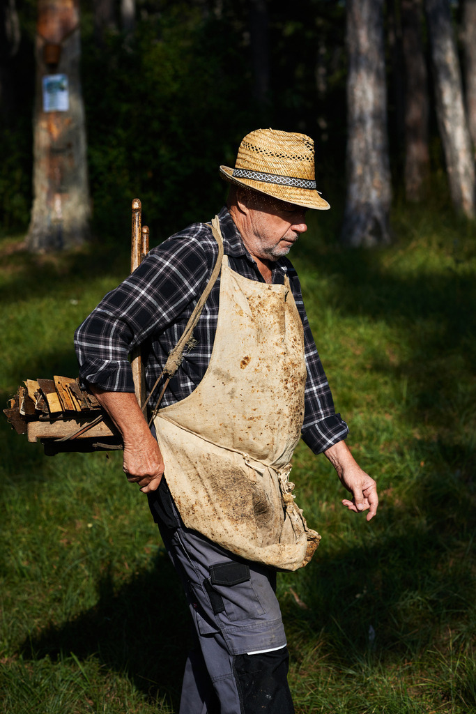 Pecher Gerhold Wöhrer | Matzendorf-Hölles, Austria - July 04, 2019: Pecherpfad in Hölles mit Pecher Gerhold Wöhrer; tragen der Pechschwarten auf dem Rücken. - Realisiert mit Pictrs.com