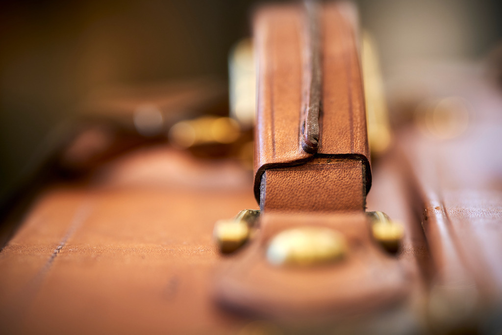 Albert Pattermann Wien | WIen, Austria - February 28, 2020; Albert Pattermann Wien; Griff eines braunen Koffers. - Realisiert mit Pictrs.com