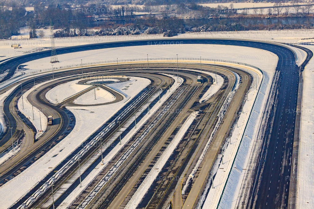 Luftbild: Industriegebiet Oberwald, Daimler LKW-Teststrecke im Winter bei Schnee in Wörth am Rhein im Bundesland Rheinland-Pfalz in Deutschland. Foto: IMG_23952.jpg vom 27.01.2010 durch Werner Riehm/FLY-FOTO.de