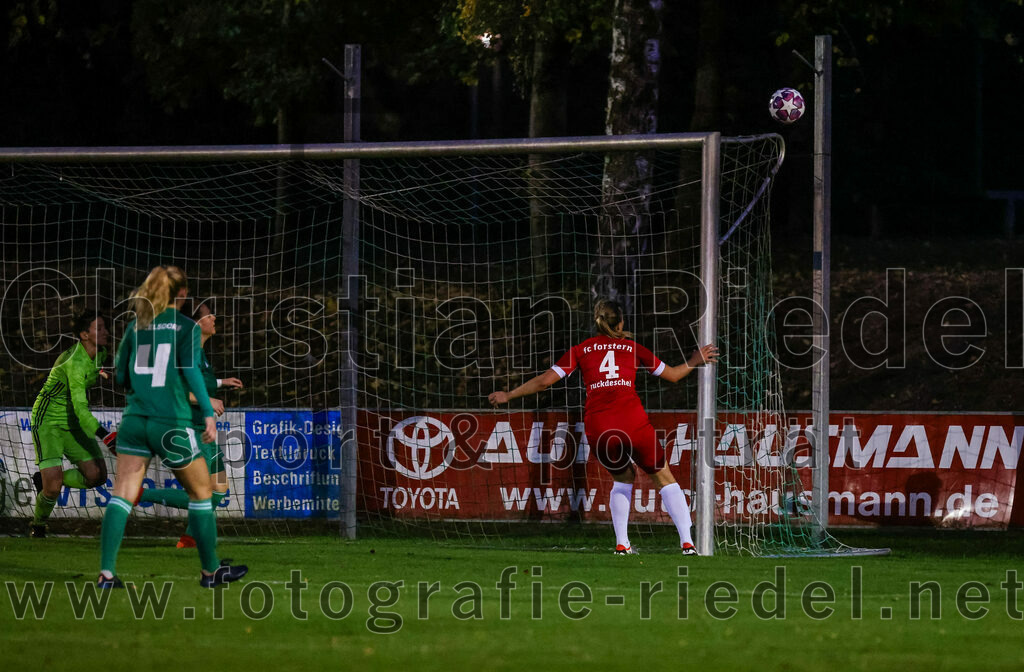 2023-10-21_081_FC_Forstern_gegen_FC_Ezelsdorf | Forstern, Deutschland, 21.10.2023:
Fußball, Frauen Bayernliga 2023 / 2024, 8. Spieltag, FC Forstern gegen FC Ezelsdorf, Endergebnis: 2:1

Torfrau Amelie Bauer (FC Ezelsdorf, #1), Nina Schneider (FC Ezelsdorf, #4), Julia Ruckdeschel (FC Forstern, #4)

Foto: Christian Riedel / fotografie-riedel.net