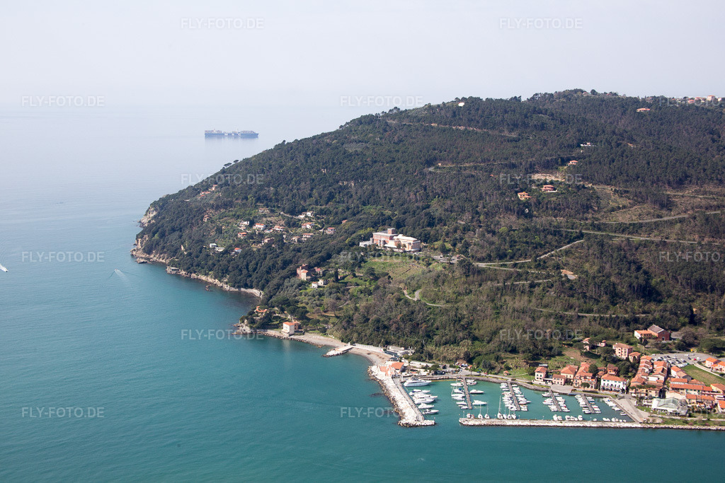 Luftbild: Ortsansicht in Fiumaretta di Ameglia im Bundesland Liguria in Italien. Foto: IMG_087136.jpg vom 04.04.2016 durch Werner Riehm/FLY-FOTO.de
