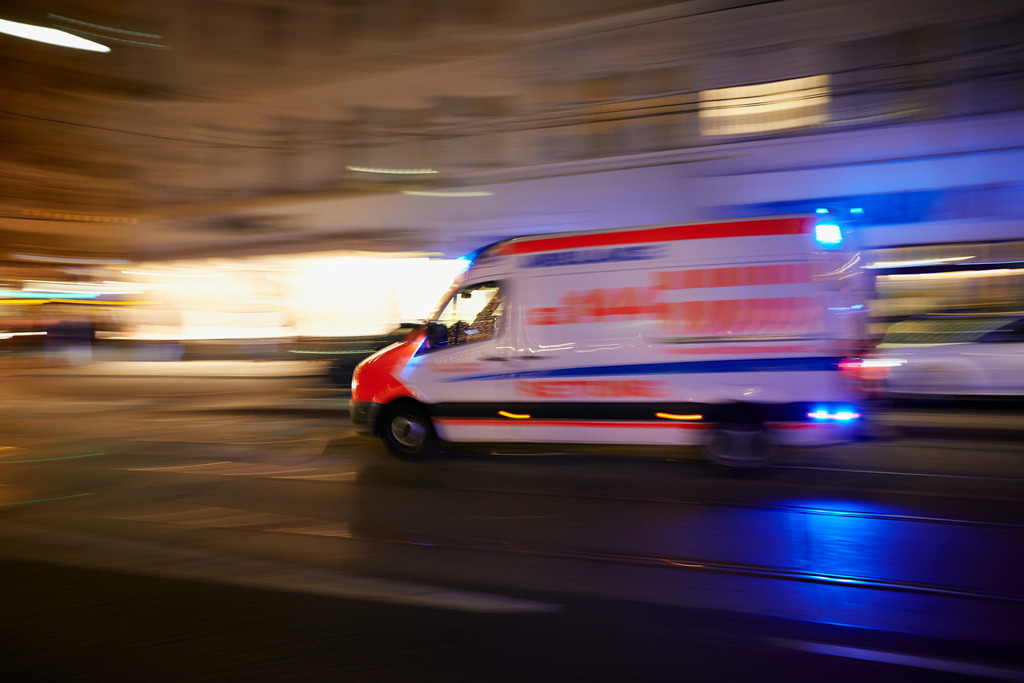 Rettungsfahrzeug im Einsatz | Wien, Austria - December 13, 2013: Rettungsfahrzeug ist am Abend mit Blaulicht im Einsatz. - Realisiert mit Pictrs.com