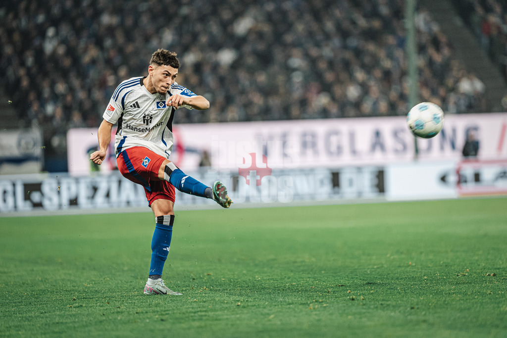 Fußball | Männer | Saison 2024/2025 | 2. Fußball-Bundesliga | 23. Spieltag | Hamburger SV vs. 1. FC Kaiserslautern | 21.02.2025 | William Mikelbrencis (#2, HSV) spielt den Ball