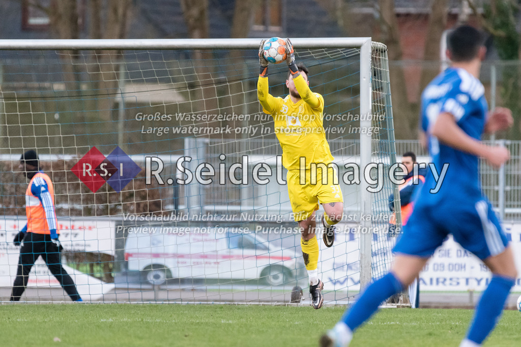 Fußball, Saison 2022/23, Oberliga Hamburg, Niendorfer TSV - FC Türkiye, Sachsenweg (Hamburg), 26.02.2023, 29. Spieltag | Tobias Grubba (#33, NTSV, Torwart) fängt den Ball