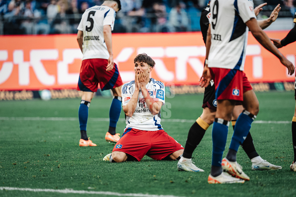 Fußball | Männer | Saison 2024/2025 | 2. Fußball-Bundesliga | 31. Spieltag | Hamburger SV vs. Karlsruher SC | 27.04.2025 | Otto Emerson Stange (#49, HSV) ärgert sich nach einer vergebenen Chance auf den Knien schlägt die Hände ins Gesicht