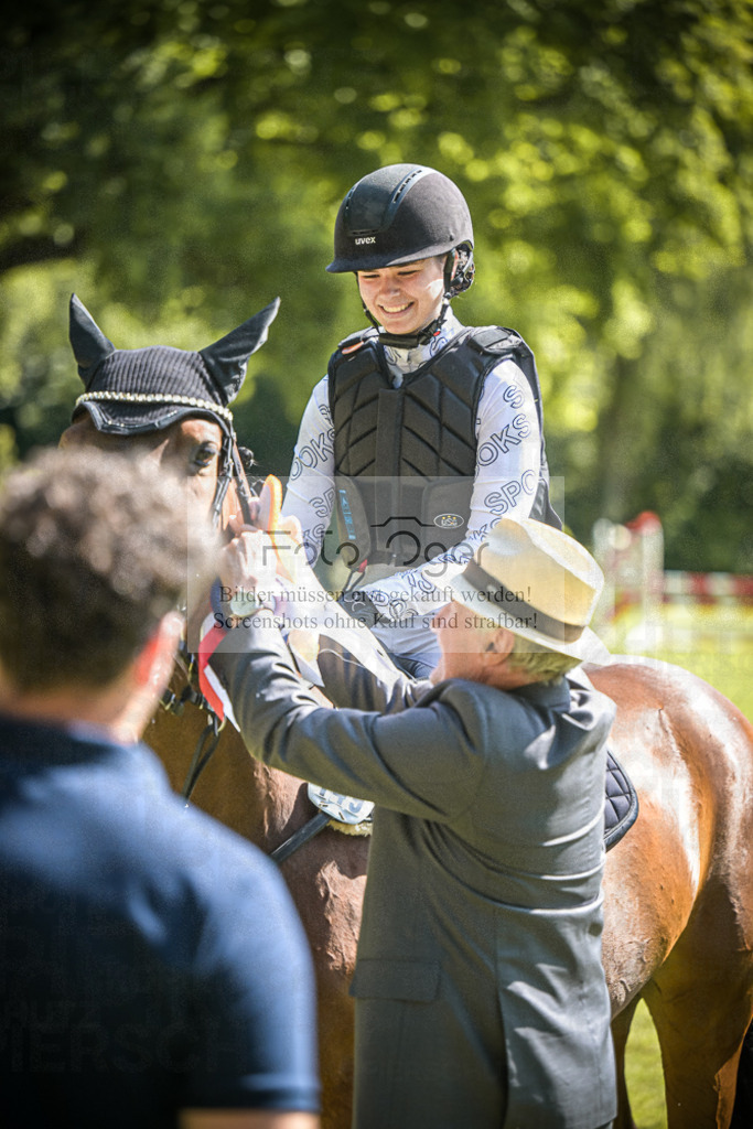 DOS_2284 | Entdecke hochwertige Reitturnierfotos von Foto Oger. Professionell, emotional und authentisch – jetzt Lieblingsmomente im Shop bestellen.Deutschlandweite Turnierfotografie. - Realisiert mit Pictrs.com