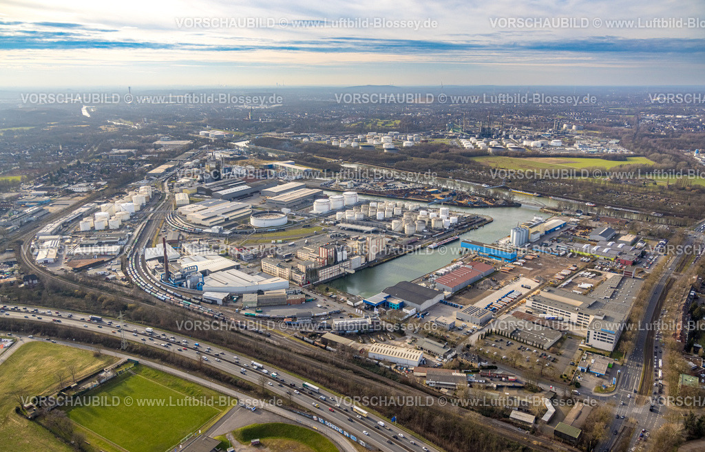 Gelsenkirchen250203143Sued | Luftbild, Stadthafen und Rhein-Herne-Kanal, Güterzug Anbindung, hinten BP Ruhr Oel, unten Stau auf der Autobahn A42, Schalke-Nord, Gelsenkirchen, Ruhrgebiet, Nordrhein-Westfalen, Deutschland