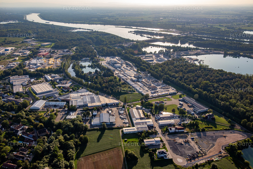 Luftbild: Industriegebiet Im Salmenkopf im Ortsteil Freistett in Rheinau im Bundesland Baden-Württemberg in Deutschland. Foto: IMG_137780.jpg vom 18.08.2023 durch Werner Riehm/FLY-FOTO.de