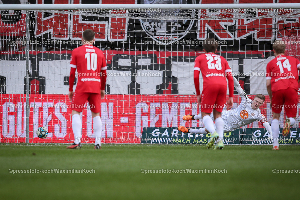 RWE3Liga02032401026 | 02.03.2024, Essen, Fußball, bwin 3. Liga Herren, Stadion an der Hafenstraße, 28. Spieltag Saison 2023 2024, Rot-Weiss Essen – SpVgg Unterhaching:  Rote Karte, Platzverweis und Elfmetertor nach dem Foul von Ron Berlinski (Rot-Weiss Essen) an Raphael Schifferl (SpVgg Unterhaching). 
DFB regulations prohibit any use of photographs as image sequences and or quasi-video.