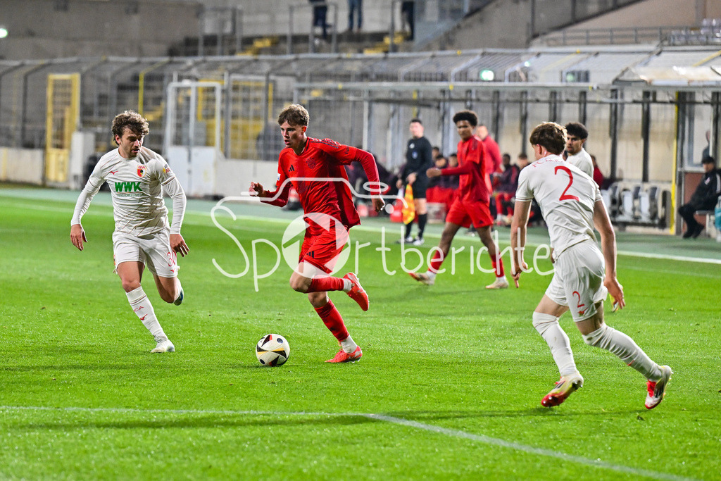 FC Bayern Amateure - FC Augsburg II | v. l. Daniel HAUSMANN (FC Augsburg II 30), Jonathan Asp JENSEN (FC Bayern München II #11) und Julian BELL (FC Augsburg II 2) / Zweikampf / Regionalliga Bayern: FC Bayern Muenchen II - FC Augsburg II, Gruenwalder Stadion am 14.03.2025