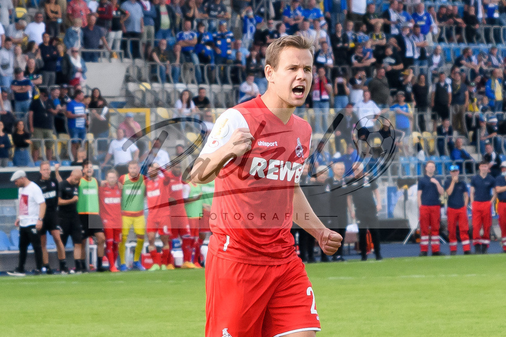 JENKOE20210808_101 | Fussball, Herren: Louis Schaub (1. FC Koeln) in Aktion, am Ball, Einzelaktion beim Spiel der 1. Runde im DFB-Pokal zwischen FC Carl Zeiss Jena und 1. FC Koeln im Ernst-Abbe-Sportfeld am 08.08.2021 in Jena, Deutschland.DFB / DFL REGULATIONS PROHIBIT ANY USE OF PHOTOGRAPHS AS IMAGE SEQUENCES AND/OR QUASI-VIDEO. - Realisiert mit Pictrs.com