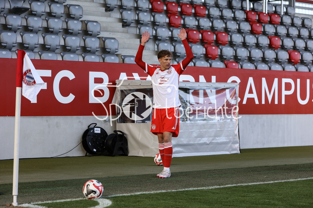 FC Bayern München U19 - TSG 1899 Hoffenheim U19 | Kurt RUEGER (FCB #6) beim Eckball ( Freisteller / Einzelfoto