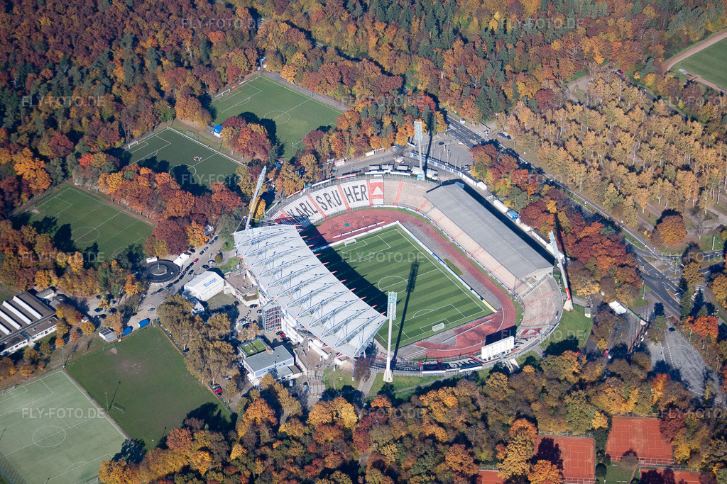 Luftbild: KSC-Stadion im Karlsruher Hardtwald im Ortsteil Innenstadt-Ost in Karlsruhe im Bundesland Baden-Württemberg in Deutschland. Foto: IMG_35173.jpg vom 31.10.2010 durch Werner Riehm/FLY-FOTO.de