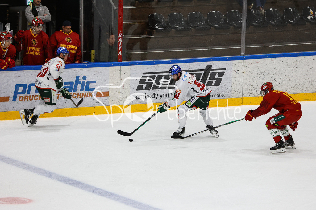 SC Langnau Tigers - Augsburger Panther | Luke ESPOSITO (AEV #91) am Puck im Duell mit Pascal BERGER (SCL #19)
