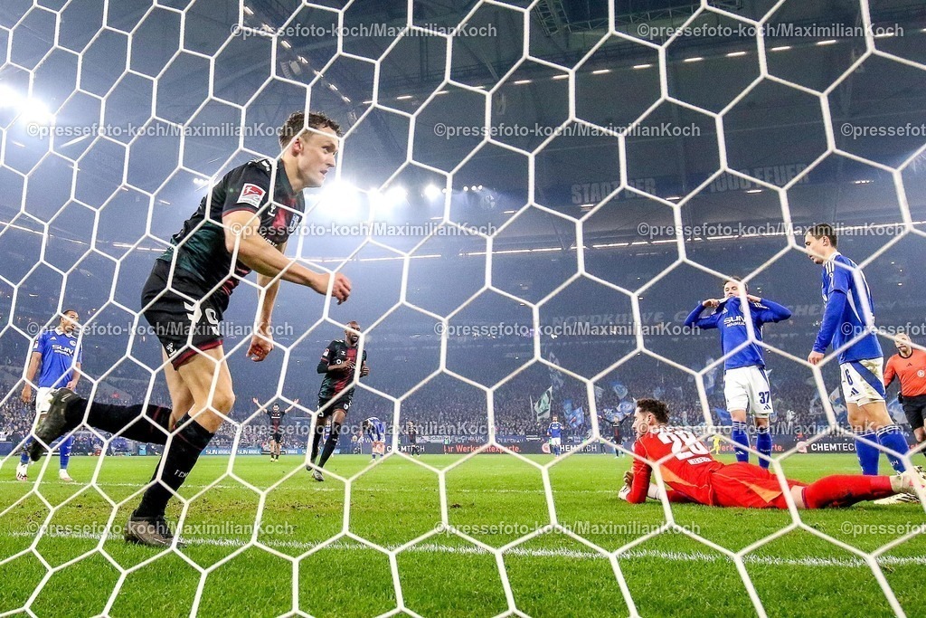 S0401022501093 | 01.02.2025, Fußball, FC Schalke 04 - 1. FC Magdeburg, 2.. Fußball Bundesliga, 20. Spieltag, Veltins-Arena Gelsenkirchen, Saison 2024 2025: Torwart Justin Heekeren (S04 #28) liegt im Tor - Torjubel Martijn Kaars (1.FC Magdeburg #9) nach seinem Treffer zum 3:0DFB regulations prohibit any use of photographs as image sequences and or quasi-video.