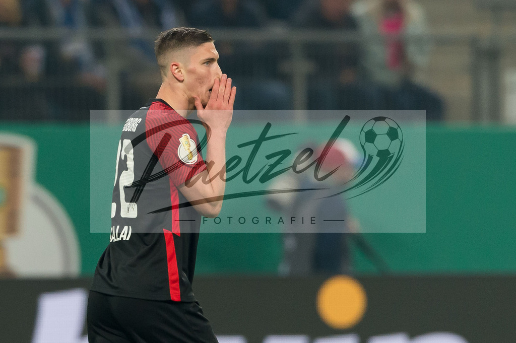 HSVSCF20220419_367 | Fussball, Herren: Roland Sallai (SC Freiburg) enttaeuscht beim DFB-Pokal-Halbfinalspiel zwischen Hamburger SV und SC Freiburg im Volksparkstadion am 19.04.2022 in Hamburg, Deutschland.DFB / DFL REGULATIONS PROHIBIT ANY USE OF PHOTOGRAPHS AS IMAGE SEQUENCES AND/OR QUASI-VIDEO. - Realisiert mit Pictrs.com