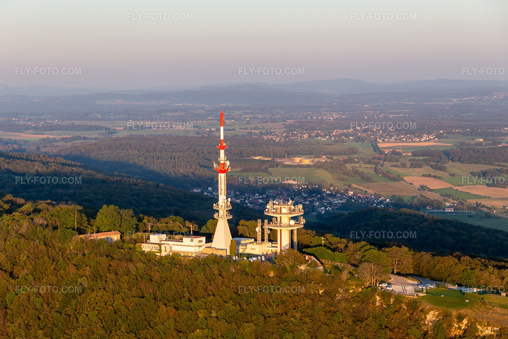 Aerial view: Belvédère de Montfaucon with transmission mast TéléDiffusion De TDF and relay radio ERDF in Montfaucon in the state Doubles, France. – Photo: IMG_129693.jpg taken on 09/23/2021 by Werner Riehm/FLY-FOTO.com – Resolution of the original: 5363 x 3575 px