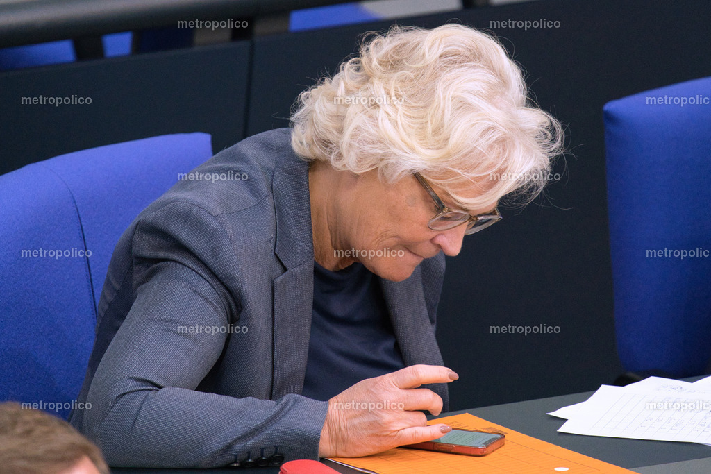 Christine Lambrecht tippt in ihr Handy (2) | Metropolico