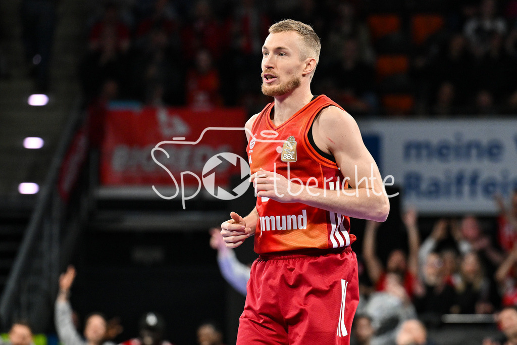 FC Bayern München - Skyliners Frankfurt | MUNICH, GERMANY - 17. FEBRUARY: im Bild Niels GIFFEY (FC Bayern Basketball 5) / Einzelfoto / Freisteller während dem Spiel zwischen dem FC Bayern München und den Skyliners Frankfurt am 21. Spieltag der easyCredit BBL im BMW Park