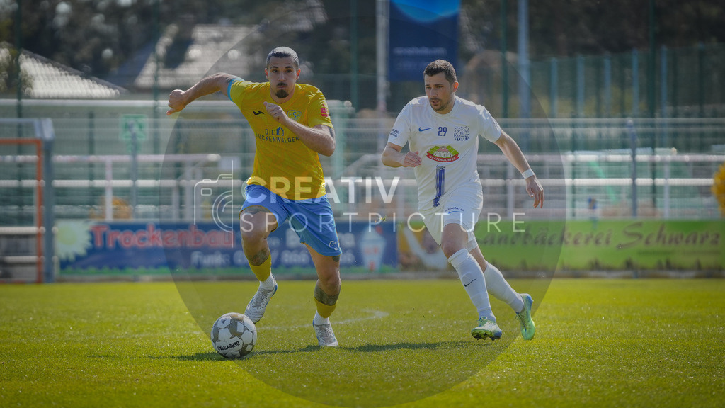 Fußball, Herren, Saison 2025/2026, Regionalliga Nordost, 29. Spieltag, FSV 63 Luckenwalde vs. FC Eilenburg, Samstag 11.04.2026, Werner-Seelenbinder-Stadion Luckenwalde, | Fußball, Herren, Saison 2025/2026, Regionalliga Nordost, 29. Spieltag, FSV 63 Luckenwalde vs. FC Eilenburg, Samstag 11.04.2026, Werner-Seelenbinder-Stadion Luckenwalde, Im Bild: Andreas Pollasch (l. Luckenwalde) und Michael Schlicht (r. Eilenburg) - Realisiert mit Pictrs.com