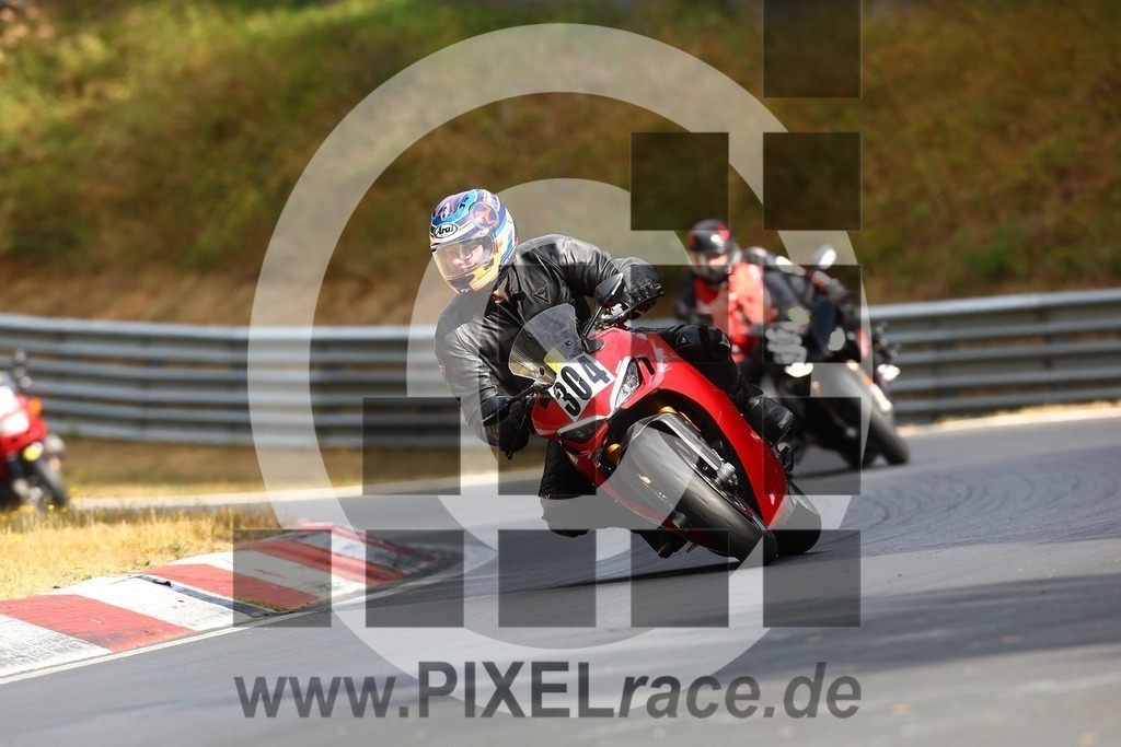 0304-20260804_05878 | Schöne Erinnerungen an spannende Momente - das festzuhalten ist unser Job. PIXELrace.de ist seit 2003 auf den Rennstrecken Europas unterwegs um die Action draußen beim Fahren und die wunderbare Stimmung imm Fahrerlager für euch einzufangen.