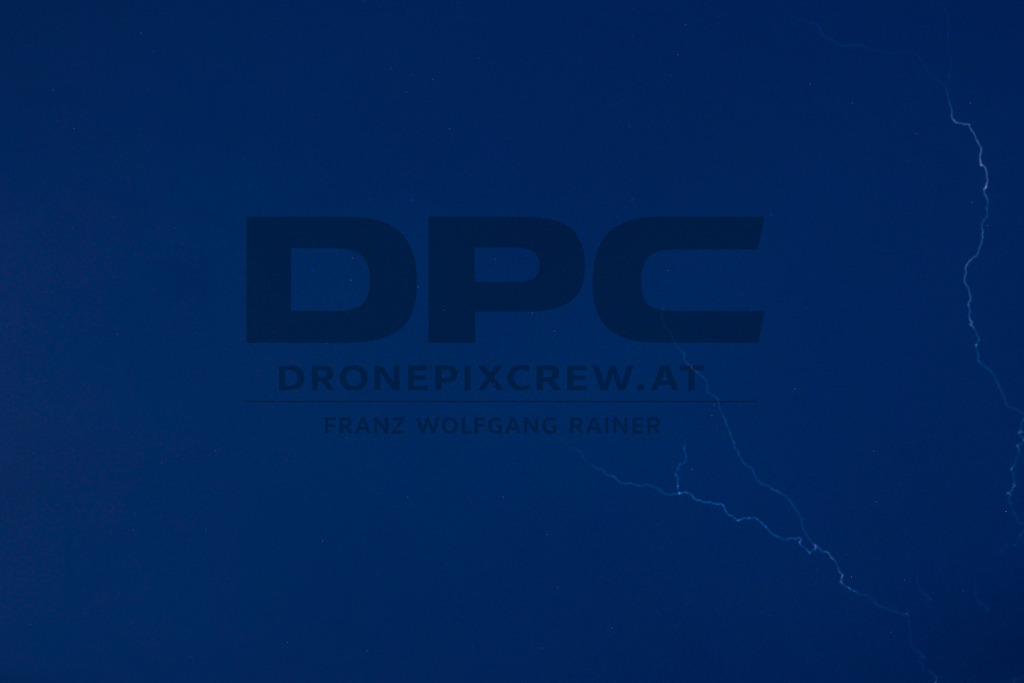 Blitze und Unwetter | Dramatische Gewitterstimmung mit Blitzen am Nachthimmel. Dunkle Wolken und intensive Lichtstimmungen zeigen die Kraft eines herannahenden Unwetters in eindrucksvoller Atmosphäre. - Realisiert mit Pictrs.com