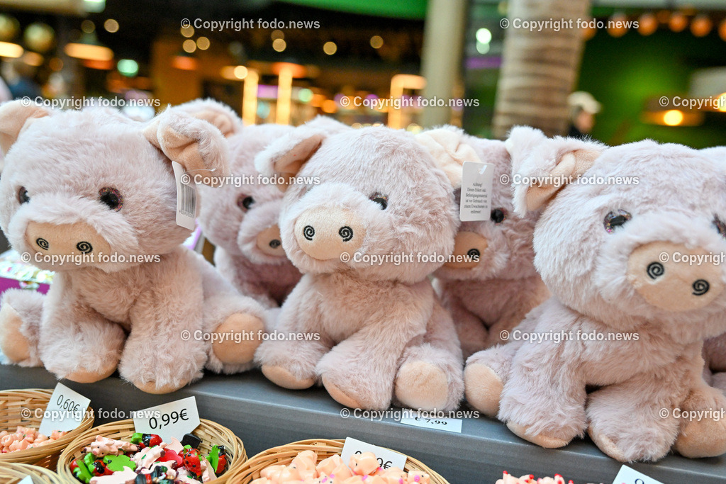 Gluecksbringer_ 27.12.2023-6 | 27.12.2023, Linz, AUT, Linz, im Bild Gluecksbringer, Glücksbringer, Gluecksymbole, Glücksymbole, Neujahr, Schwein, Rauchfangkehrer, Silvester, Jahreswechsel, Deko, Dekoration, Festlichkeit, Glückwunsch, Jahresbeginn, Party, Glück, Tradition, Figur