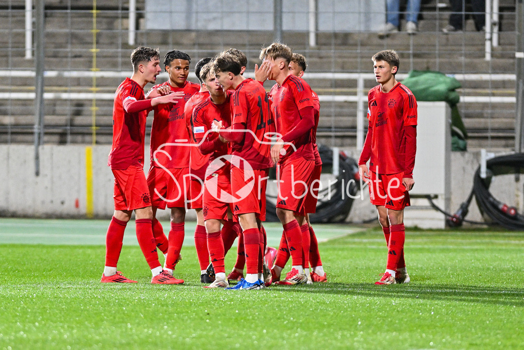 FC Bayern Amateure - SpVgg Hankofen-Hailing | Jubel nach dem Treffer zum 1-0 durch Samuel UNSOELD (FC Bayern München II #9) / Tor / Torschuetze / Freude / Happy / Regionalliga Bayern: FC Bayern Muenchen II - SpVgg Hankofen-Hailing, Gruenwalder Stadion am 28.03.2025